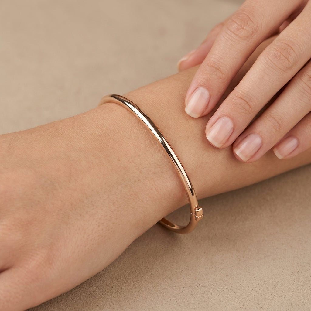 Bracelet jonc fin lisse en or rose 18k - bijou porté par une mannequin
