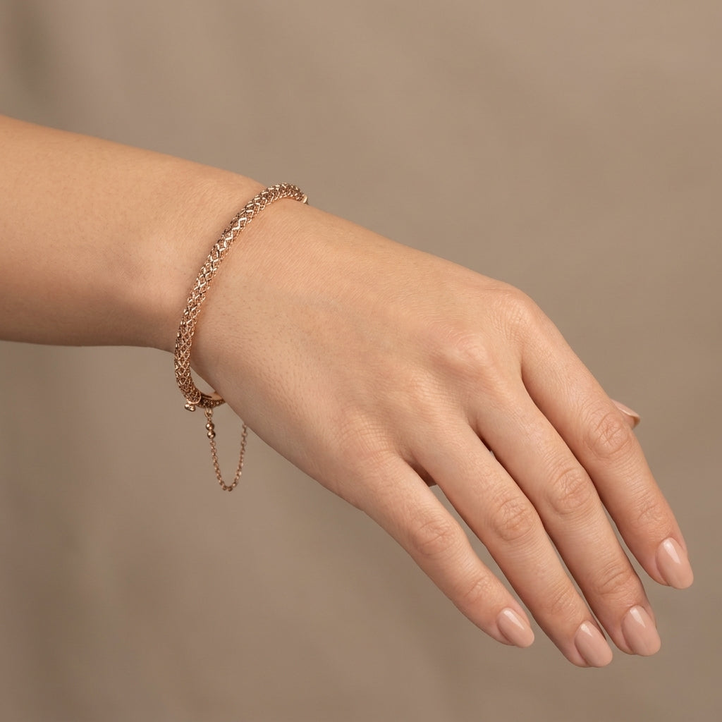Bracelet jonc fin ciselé en or rose 18k - bijou porté par une mannequin