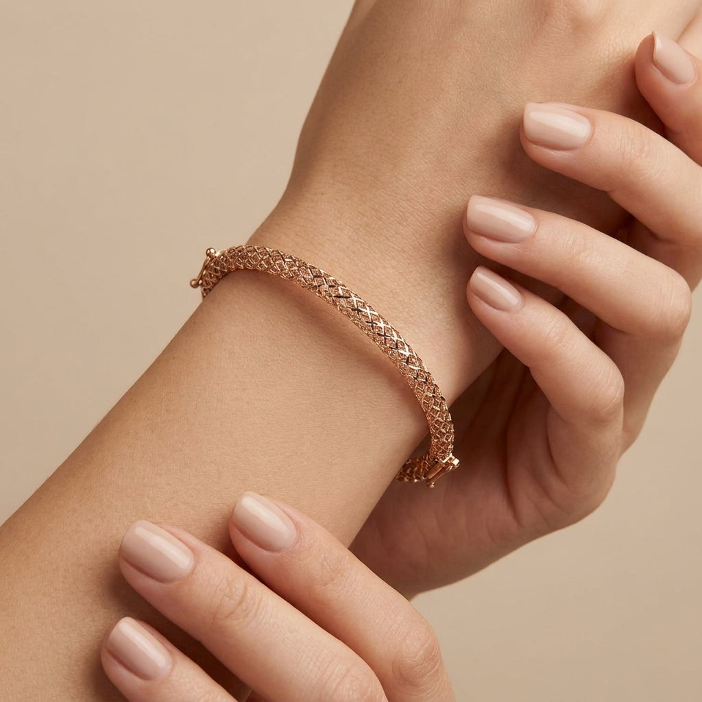 Bracelet jonc fin ciselé en or rose 18k - bijou porté par une mannequin