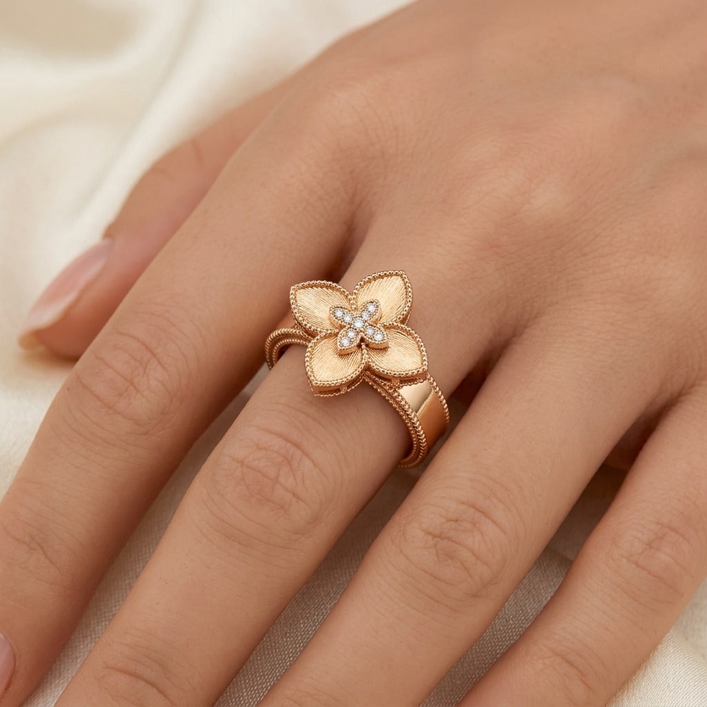 Bague en or rose 18k cœur serti, feuilles pierres noires - bijou porté par une mannequin