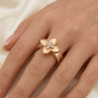 Bague en or rose 18k cœur serti, feuilles pierres noires - bijou porté par une mannequin