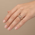 Bague maille cubaine en or rose 18k - bijou porté par une mannequin