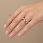 Bague maille cubaine en or rose 18k - bijou porté par une mannequin