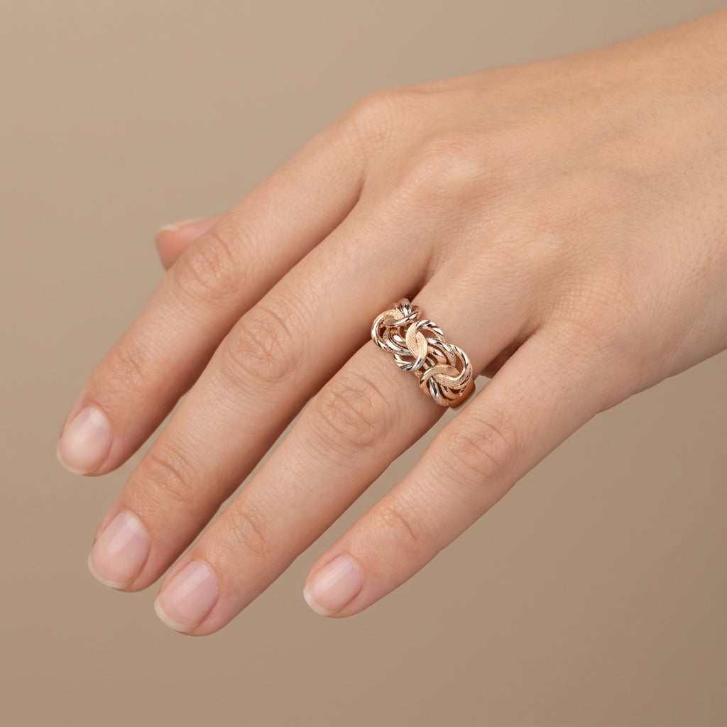 Bague maille cubaine en or rose 18k - bijou porté par une mannequin