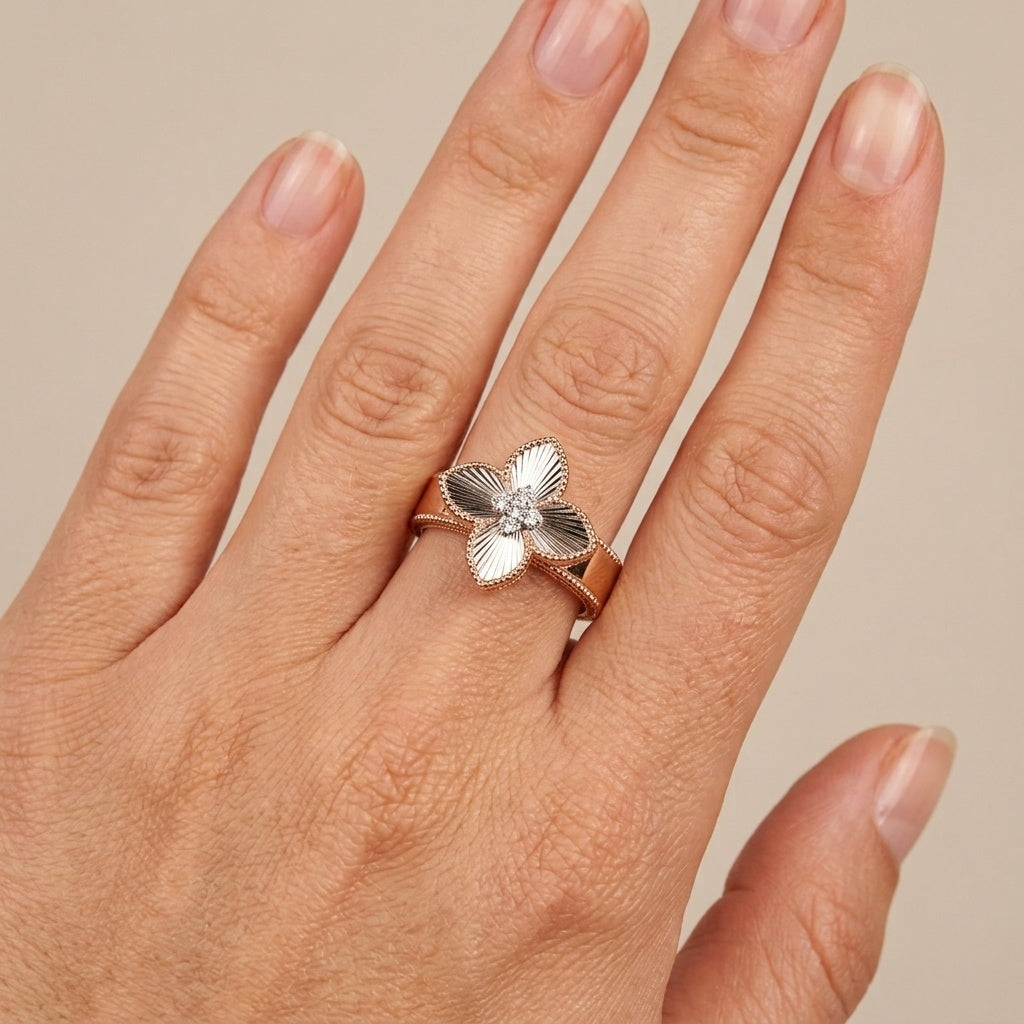 Bague fleur en or rose 18k sertie de pierres - bijou porté par une mannequin