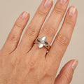 Bague fleur en or rose 18k sertie de pierres - bijou porté par une mannequin