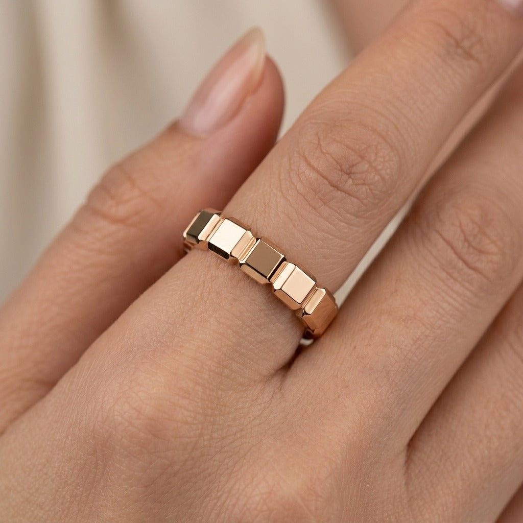 Bague anneau clouté en or rose 18k, motif clash - bijou porté par une mannequin