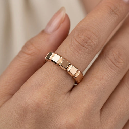 Bague anneau clouté en or rose 18k, motif clash - bijou porté par une mannequin