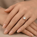 Bague fine en or rose 18k sertie de pierres - bijou porté par une mannequin