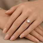 Bague fine en or rose 18k sertie de pierres - bijou porté par une mannequin