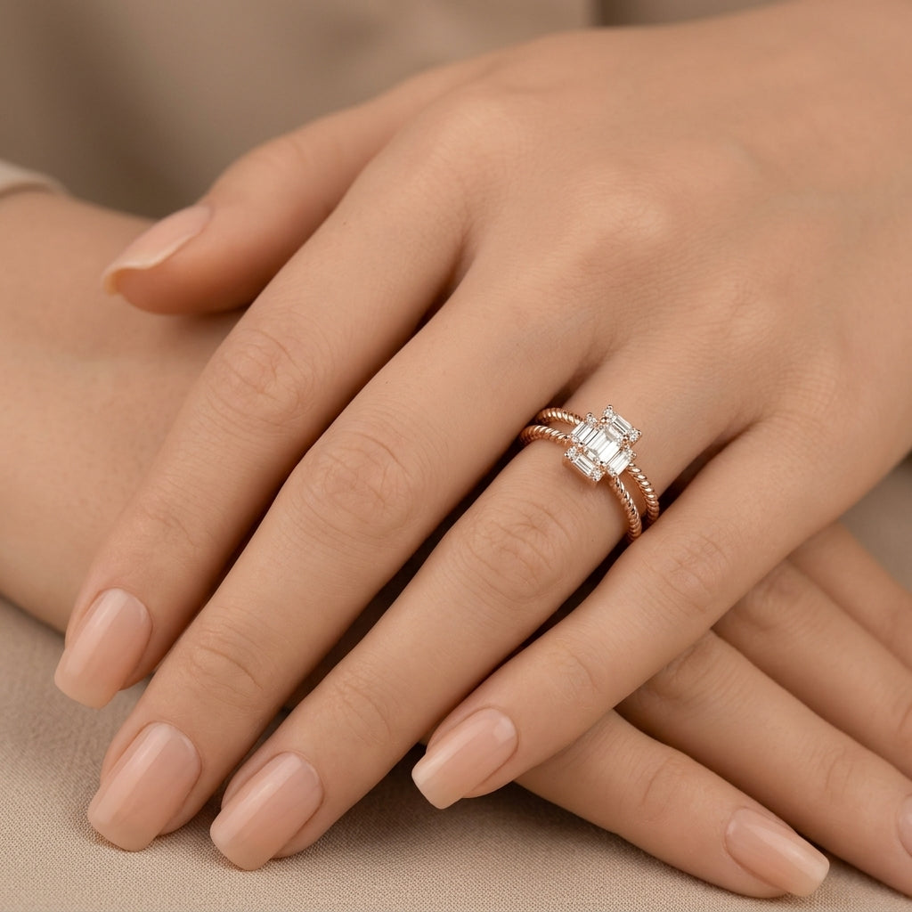 Bague fine en or rose 18k sertie de pierres - bijou porté par une mannequin