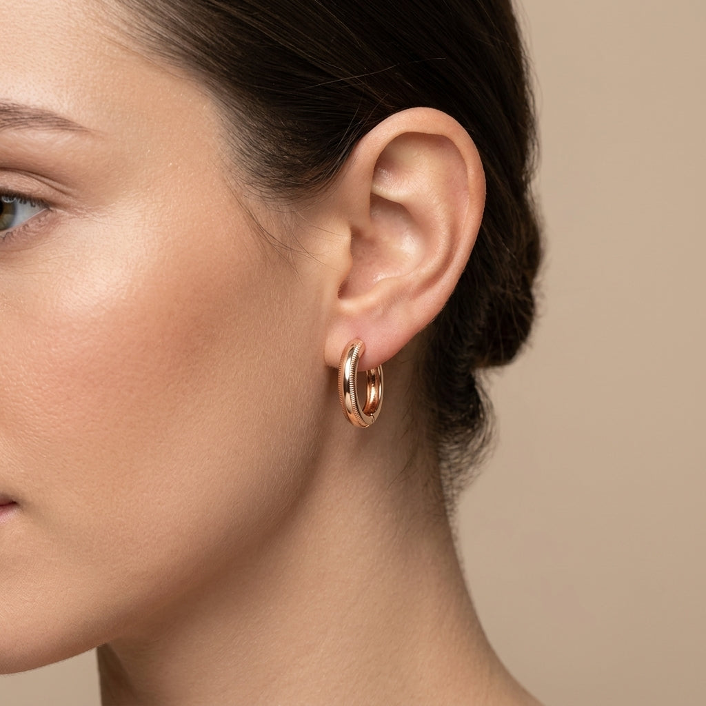 Boucles d'oreilles mini créoles bombées en or rose 18k - bijou porté par une mannequin