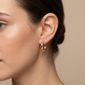 Boucles d'oreilles mini créoles bombées en or rose 18k - bijou porté par une mannequin