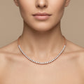 Collier rivière en or rose 18k serti de pierres - bijou porté par une mannequin