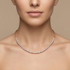 Collier rivière en or rose 18k serti de pierres - bijou porté par une mannequin