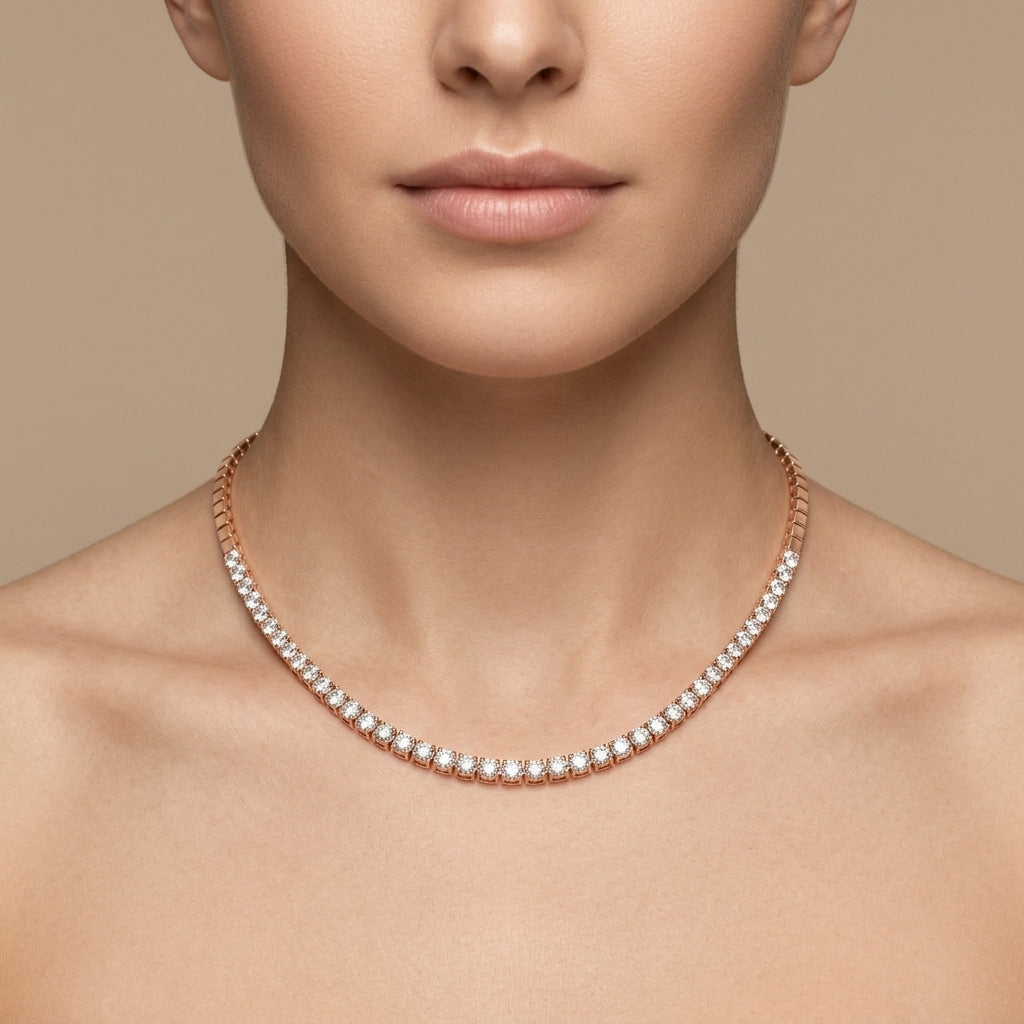 Collier rivière en or rose 18k serti de pierres - bijou porté par une mannequin