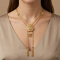 Collier cravate boulhya en or jaune 18k pendentif ajouré, pompons - bijou porté par une mannequin