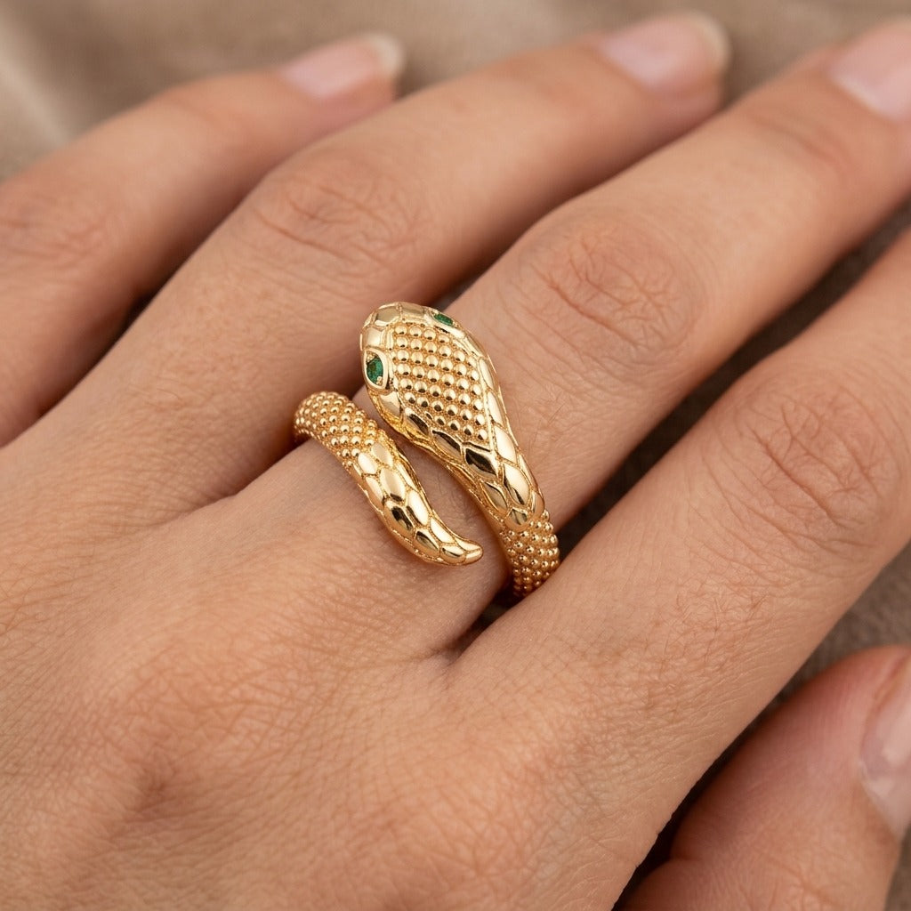 Bague serpent en or rose 18k sertie de pierres - bijou porté par une mannequin