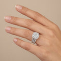 Bague solitaire halo en or blanc 18k anneau serti de pierres - bijou porté par une mannequin