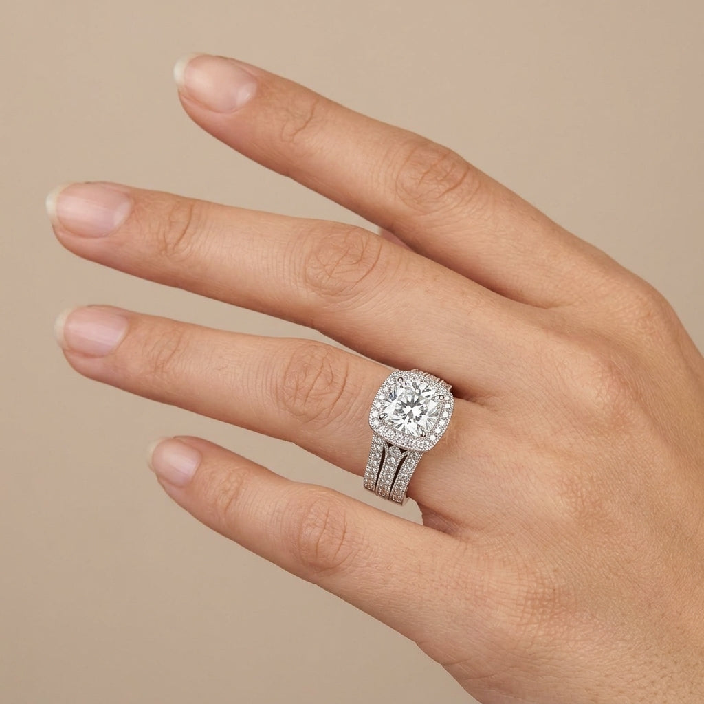 Bague solitaire halo en or blanc 18k anneau serti de pierres - bijou porté par une mannequin