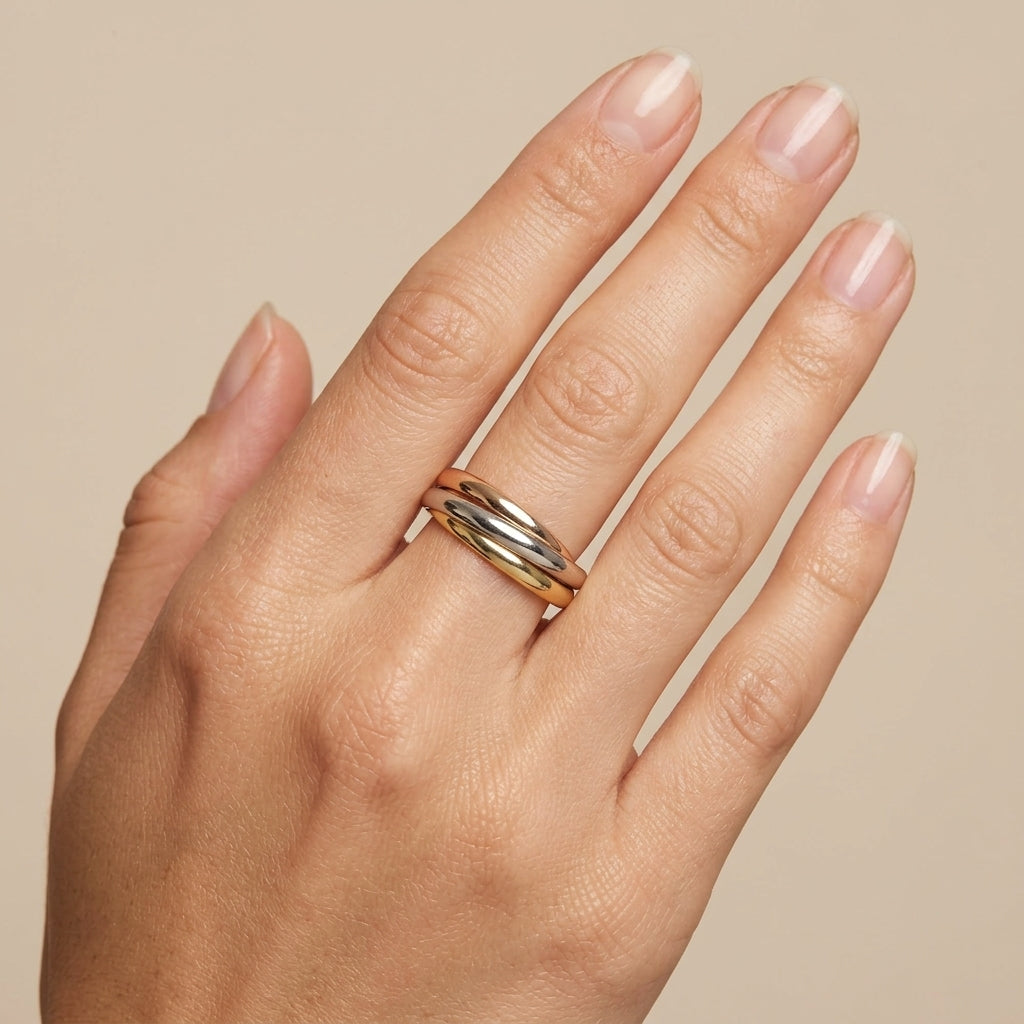 Bague trois anneaux en or tricolore 18k - bijou porté par une mannequin