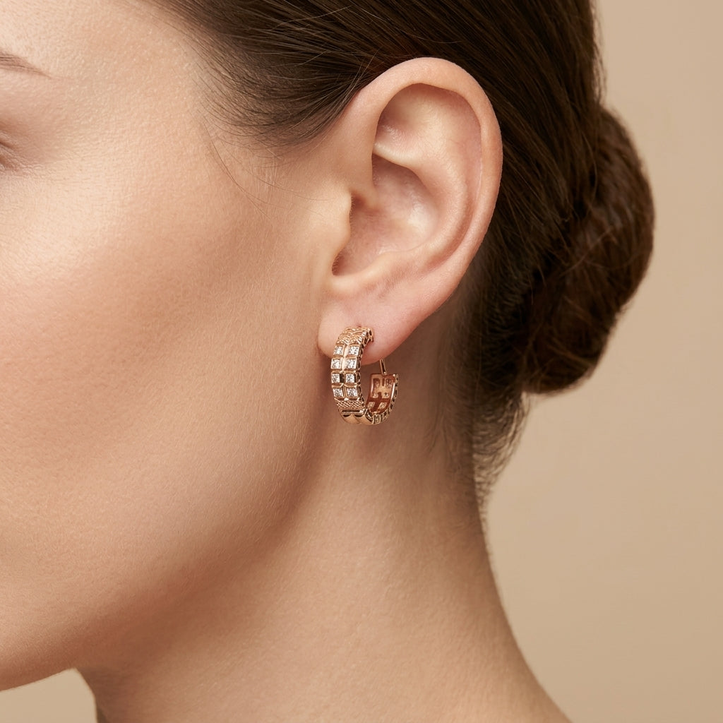 Boucles d'oreilles mini créoles en or rose 18k serties de pierres - bijou porté par une mannequin
