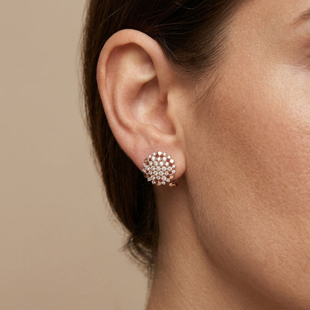 Boucles d'oreilles puces rondes en or rose 18k pavées de pierres - bijou porté par une mannequin