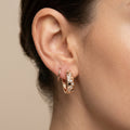 Boucles d'oreilles mini créoles en or rose 18k serties de pierres - bijou porté par une mannequin