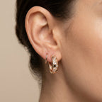 Boucles d'oreilles mini créoles en or rose 18k serties de pierres - bijou porté par une mannequin