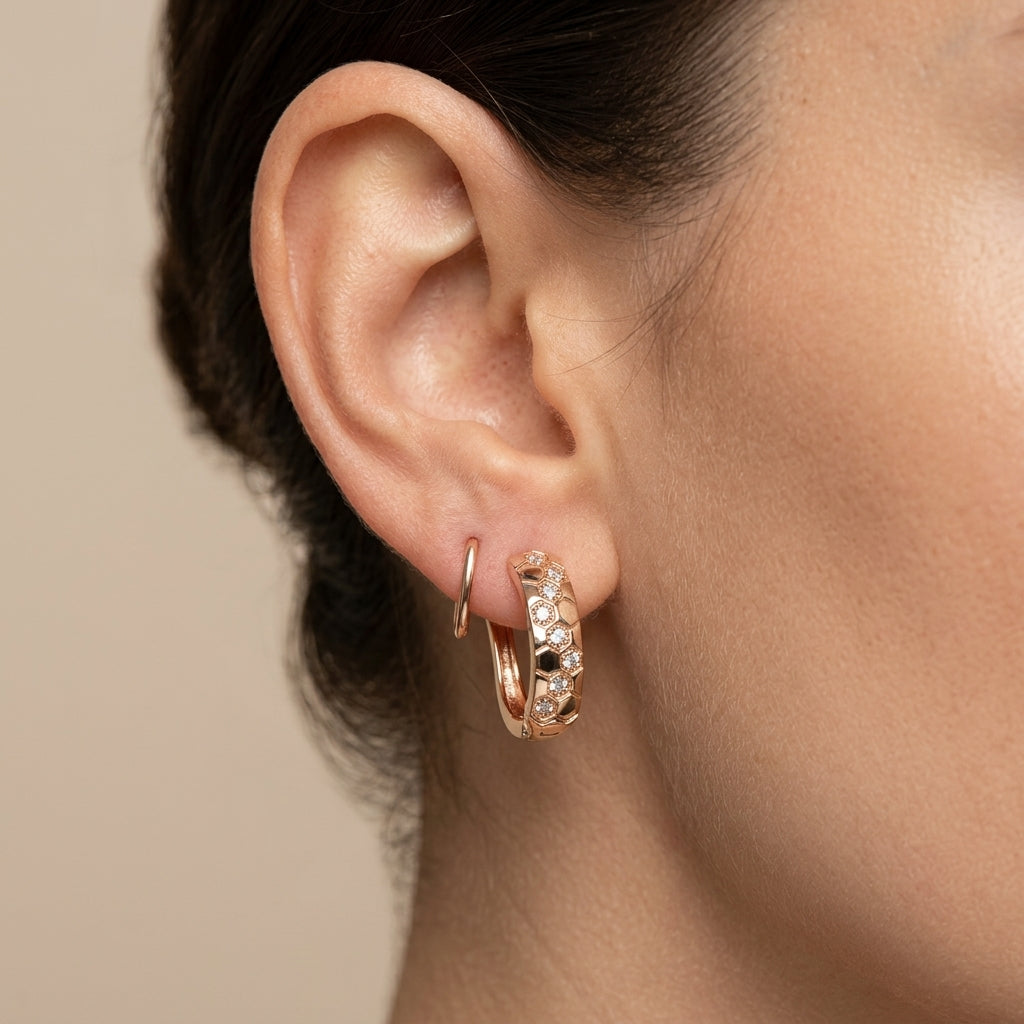 Boucles d'oreilles mini créoles en or rose 18k serties de pierres - bijou porté par une mannequin
