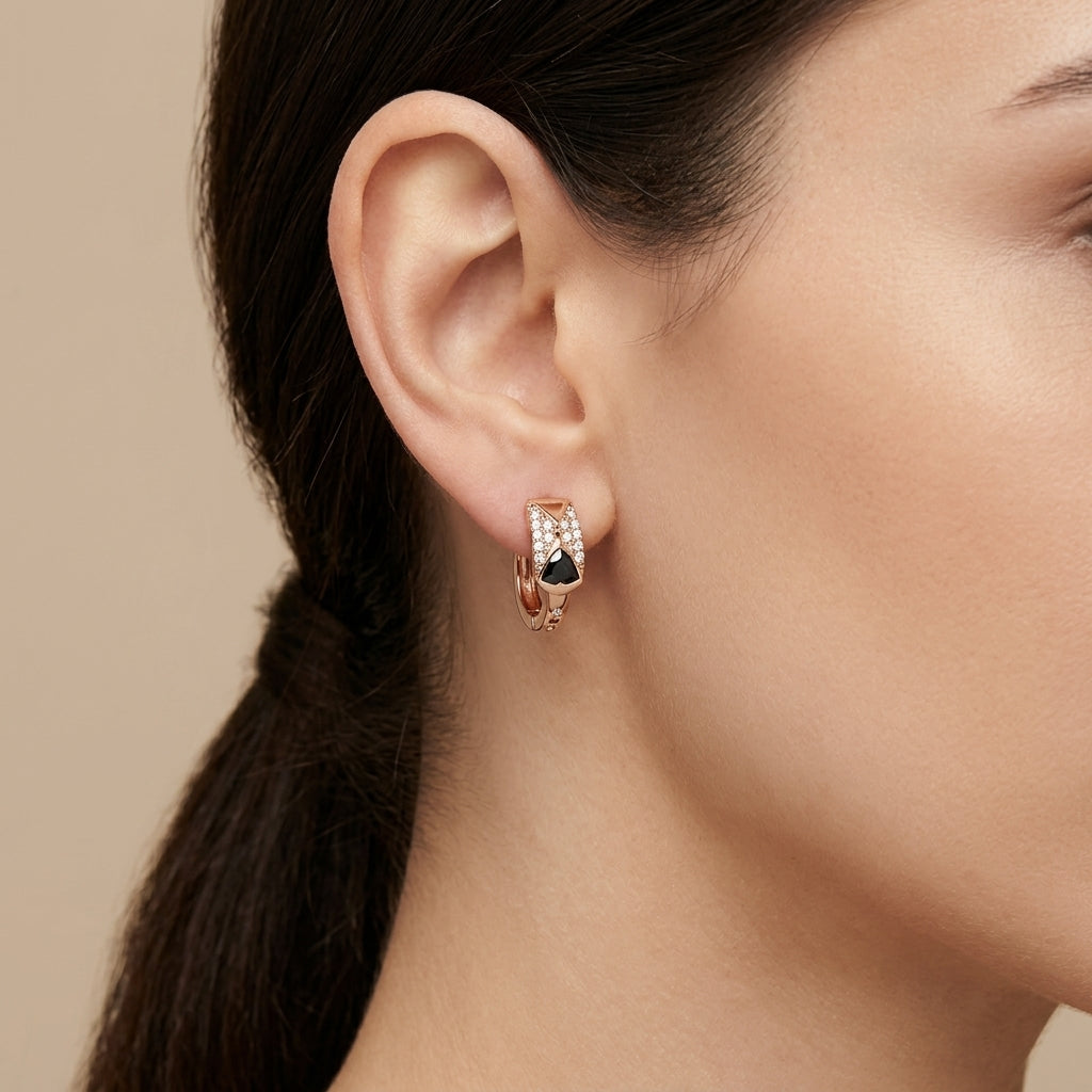 Boucles d'oreilles mini créoles en or rose 18k serties, pierre noire - bijou porté par une mannequin