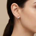 Boucles d'oreilles mini créoles en or rose 18k serties, pierre noire - bijou porté par une mannequin