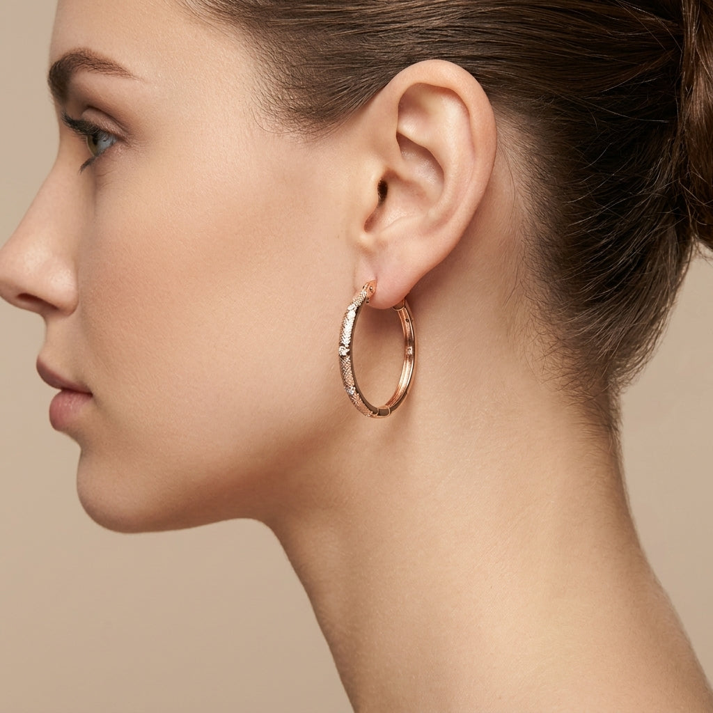 Boucles d'oreilles créoles fines en or rose 18k - bijou porté par une mannequin