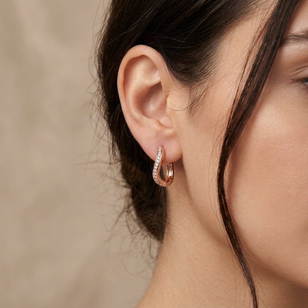 Boucles d'oreilles mini créoles bombées en or rose 18k serties de pierres - bijou porté par une mannequin