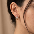 Boucles d'oreilles mini créoles en or rose 18k serties, pierre noire - bijou porté par une mannequin