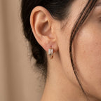 Boucles d'oreilles mini créoles en or rose 18k serties, pierre noire - bijou porté par une mannequin