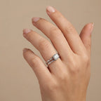 Bague solitaire en or blanc 18k double anneau - bijou porté par une mannequin