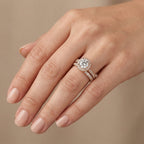 Bague solitaire halo en or rose 18k double anneau serti - bijou porté par une mannequin