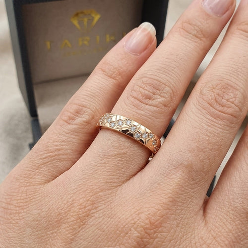 Bague anneau en or rose 18k serti de pierres, motif ajouré - bijou porté par une mannequin