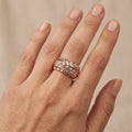 Bague anneau large tressé en or rose 18k - bijou porté par une mannequin