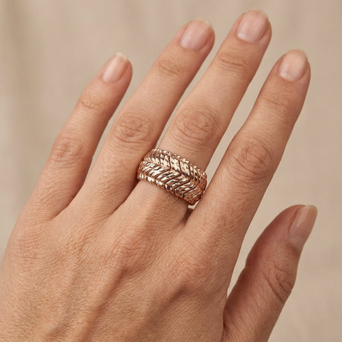 Bague anneau large tressé en or rose 18k - bijou porté par une mannequin