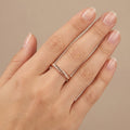 Bague anneau torsadé en or rose 18k - bijou porté par une mannequin