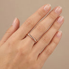 Bague anneau torsadé en or rose 18k - bijou porté par une mannequin