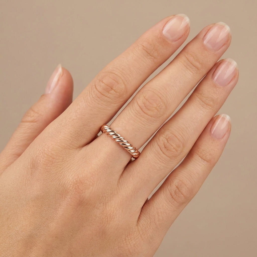 Bague anneau torsadé en or rose 18k - bijou porté par une mannequin