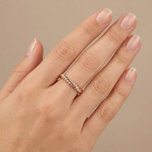 Bague anneau torsadé en or rose 18k - bijou porté par une mannequin