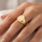 Bague chevalière carrée lisse en or rose 18k - bijou porté par une mannequin