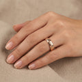Bague anneau ciselé en or rose 18k - bijou porté par une mannequin