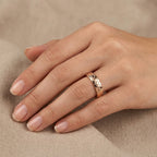 Bague anneau ciselé en or rose 18k - bijou porté par une mannequin