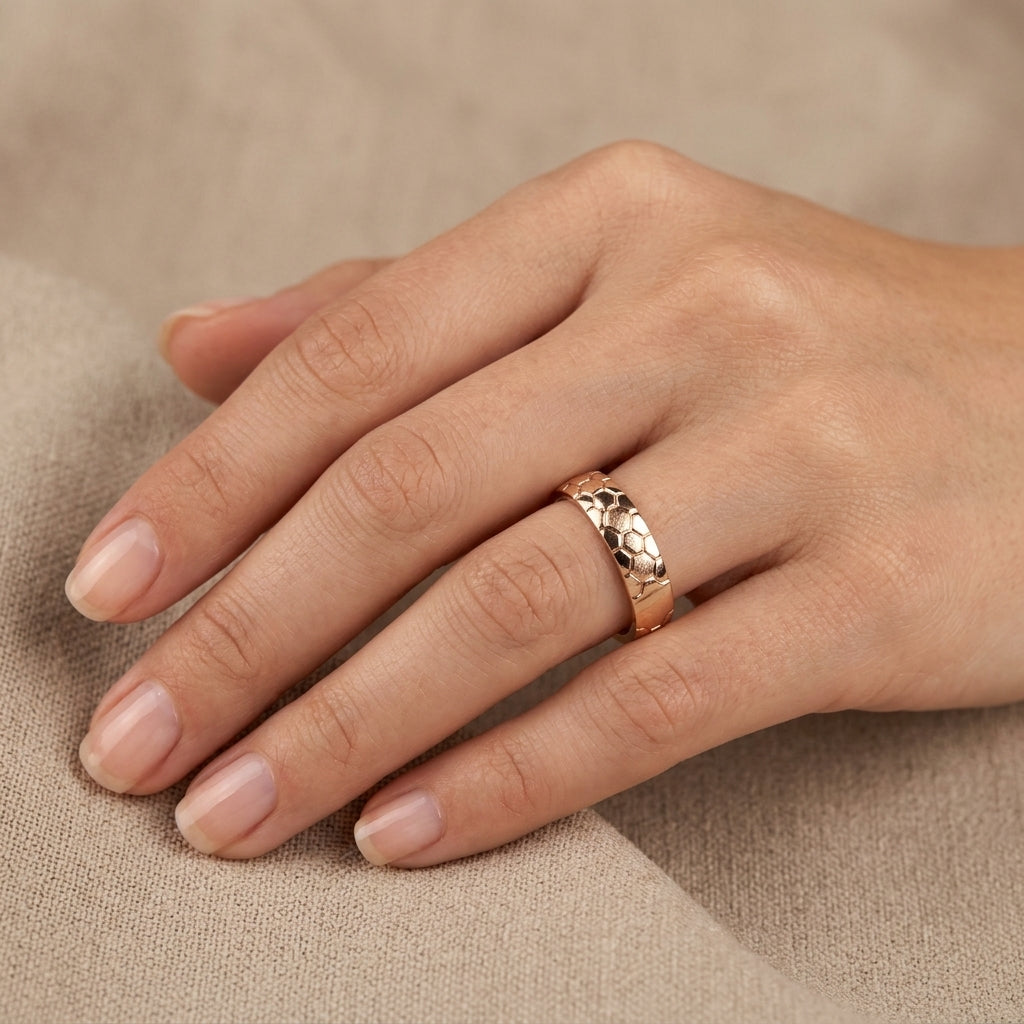 Bague anneau ciselé en or rose 18k - bijou porté par une mannequin