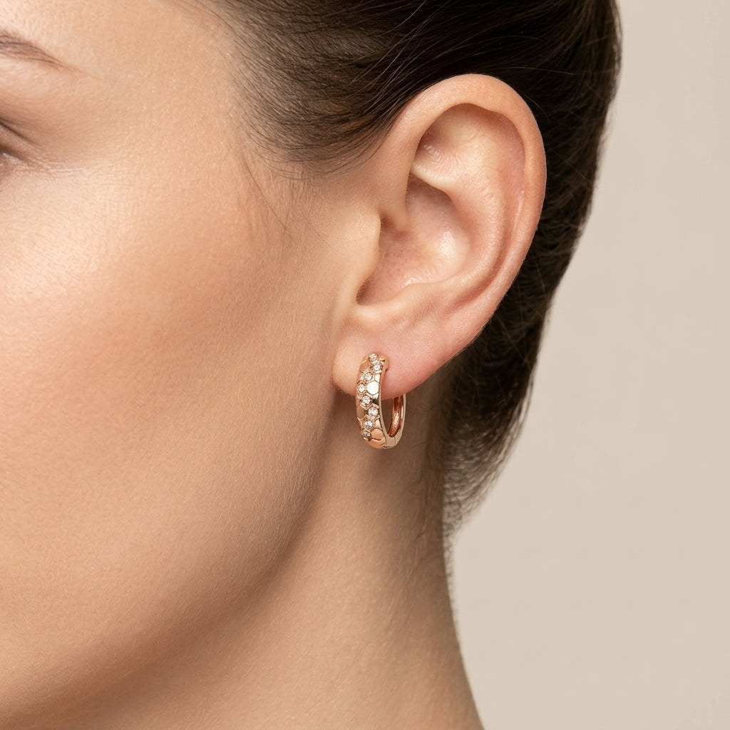 Boucles d'oreilles mini créoles en or rose 18k serties de pierres - bijou porté par une mannequin